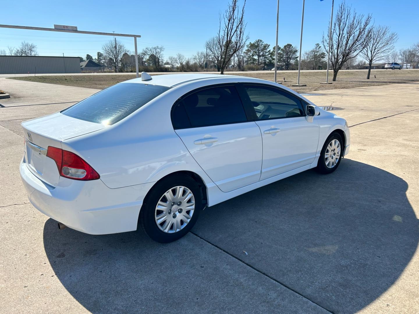 2011 White /Gray Honda Civic GX 5-Speed AT (19XFA4F54BE) with an 1.8L L4 SOHC 16V CNG engine, 5-Speed Automatic transmission, located at 17760 Hwy 62, Morris, OK, 74445, (918) 733-4887, 35.609104, -95.877060 - Photo#4